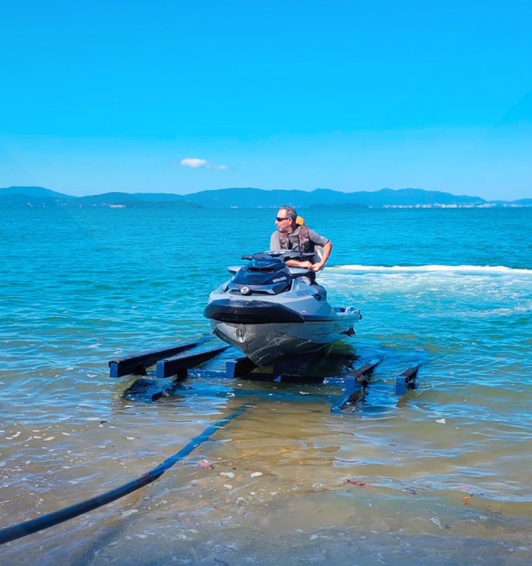 Jet ski saindo para o mar em um dia de céu azul