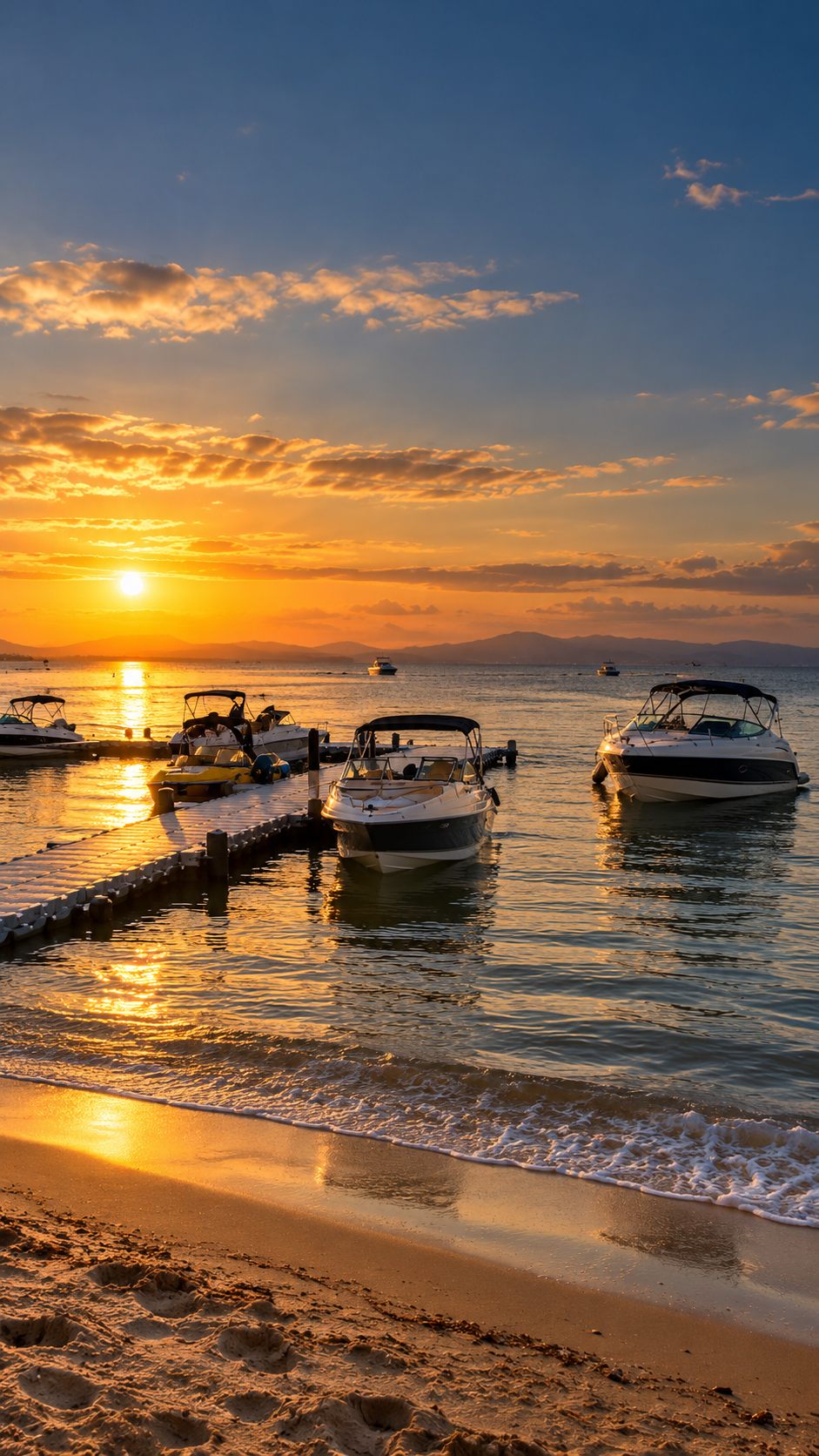 Lanchas atracadas no píer da marina ao pôr do sol